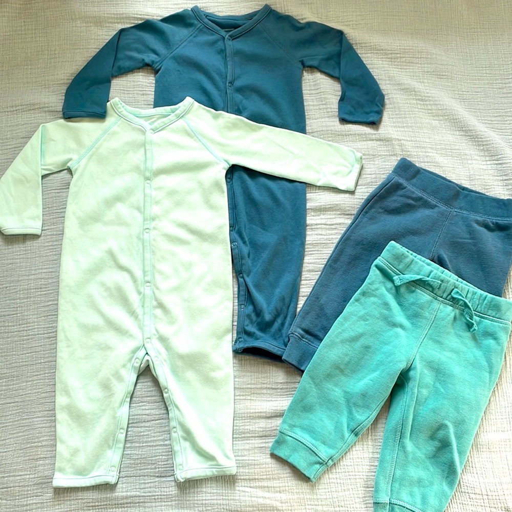 Primary set! 2 sweatpants and 2 one piece pajamas! Sz 9 month! Good as new!